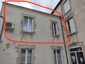 an orange circle on the side of a building at Le Botanique Centre Clim WIFI in Châteauroux