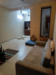 sala de estar con sofá y mesa en Div's luxurious homestay en Jaipur