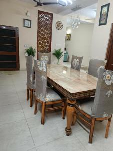 齋浦爾的住宿－Div's luxurious homestay，一间带木桌和椅子的用餐室