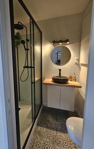 W łazience znajduje się umywalka i lustro. w obiekcie Begijnhof Historica Tongeren w mieście Tongeren