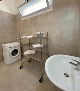 a bathroom with a sink and a washing machine at Villa Marina con 10 posti letto a 350 mt dal mare in Campomarino