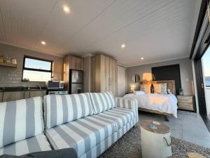 ein Wohnzimmer mit einer Couch und einem Bett in der Unterkunft Seeswael Strand in Velddrif + 15 Fotos