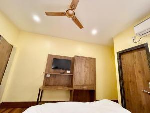 Televízia a/alebo spoločenská miestnosť v ubytovaní Hotel SHIVAM ! Varanasi Forɘigner's Choice ! fully-Air-Conditioned-hotel lift-and-Parking-availability, near Kashi Vishwanath Temple, and Ganga ghat 2