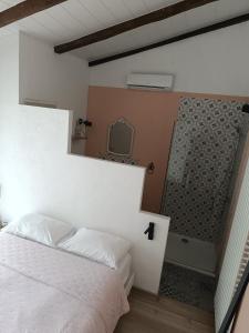 un dormitorio con una cama y una ducha en B&B Chambre indépendante double, en Deaux 1 foto más