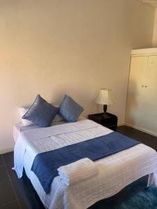 Un pat sau paturi într-o cameră la Rhodespark Retreat