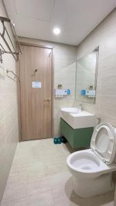 een badkamer met een toilet en een wastafel bij Homestay Vinhomes Ocean Park in Gia Lâm Pho