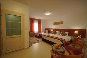 Postel nebo postele na pokoji v ubytování Petra Plaza Hotel + 37 fotografií
