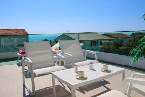 O vedere generală la mare sau o vedere la mare
luată din acest apartament