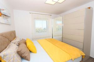 Un pat sau paturi într-o cameră la Luxury Penthouse Paola