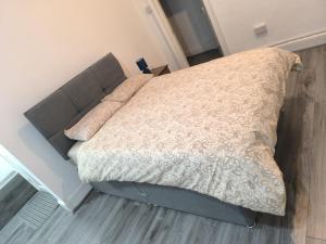 a large bed in a bedroom with a bedskirtspectspectspects at Studio Flat with Kitchenette in Birmingham