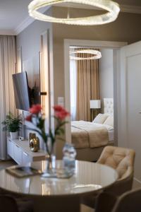 sypialnia z łóżkiem, stołem i lustrem w obiekcie ZB Apartment GOLD Piekary Bytom Sląskie Siemianowice Chorzów w mieście Piekary Śląskie