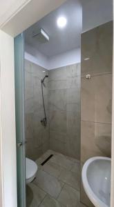 uma casa de banho com um chuveiro, um WC e um lavatório. em Hotel Skura em Librazhet