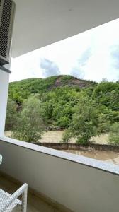una ventana con vistas a una montaña en Hotel Skura, en Librazhet