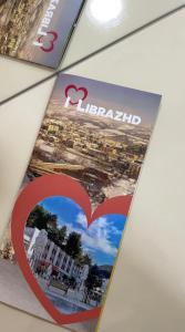 uma imagem de um coração com a palavra liverpool em Hotel Skura em Librazhet