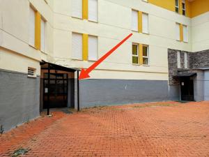 una flecha roja sobresale de un edificio en San Isidro EL LLAR 122 en San Isidro