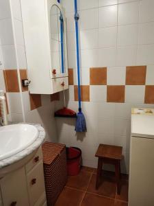La salle de bains est pourvue d'un lavabo, d'un miroir et d'un tabouret. dans l'établissement San Isidro EL LLAR 122, à San Isidro