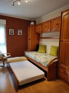1 dormitorio con 1 cama con almohadas verdes en San Isidro EL LLAR 122 en San Isidro