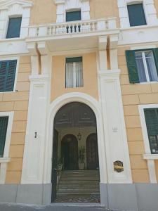 una entrada a un edificio con una puerta grande en San Pietro Suites, en Roma