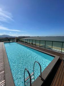 a swimming pool on the roof of a building at Flat Praia Century Camburi in Vitória