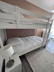 Ein Etagenbett oder Etagenbetten in einem Zimmer der Unterkunft La Maison d Elodie