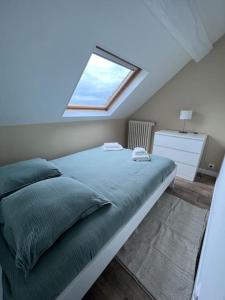- une chambre avec un lit et une fenêtre dans l'établissement La Maison d Elodie, à Vierzon