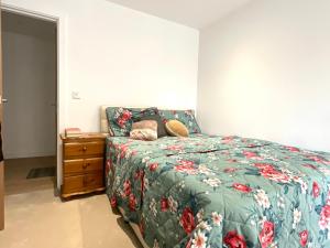 um quarto com uma cama com um edredão verde em Spacious Relaxing Double Bedroom near Heart of City em Birmingham