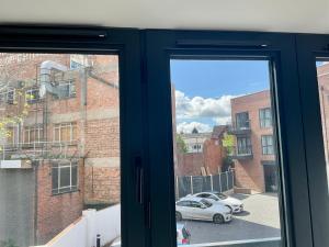 uma janela com vista para um parque de estacionamento em Spacious Relaxing Double Bedroom near Heart of City em Birmingham