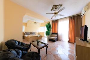 ein Wohnzimmer mit Sofa und Fernseher in der Unterkunft Hotel Angy in Goldstrand + 26 Fotos