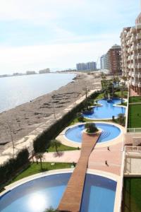 ラ・マンガ・デル・マール・メノールにあるApartamentos Punta Cormorán V.v.のビーチの景色を望むバルコニーが備わる客室です。
