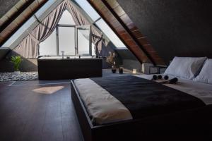 um quarto com uma cama grande e uma banheira em WOODLiFE BUNGALOV em Rize