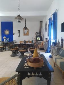 sala de estar con sofá y mesa en L' Ecrin de Mogador Essaouira, en Ounara