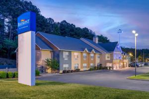 Un hotel con un cartel delante de un edificio. en Baymont by Wyndham Kennesaw, en Kennesaw