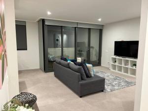 TV a/nebo společenská místnost v ubytování Plush Apartment on Mort