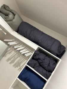 Postel nebo postele na pokoji v ubytování Plush Apartment on Mort