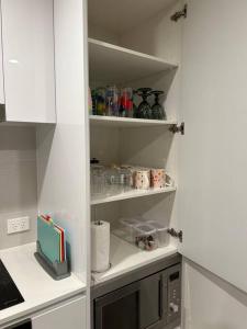 Kuchyň nebo kuchyňský kout v ubytování Plush Apartment on Mort
