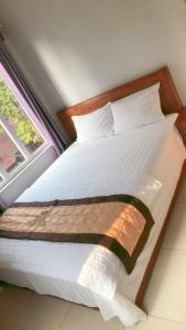 duże łóżko w pokoju z oknem w obiekcie Ks Huy Hoang Airport w mieście Hanoi