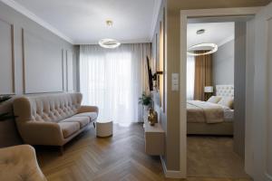 Un pat sau paturi într-o cameră la Apartment GOLD Exclusive