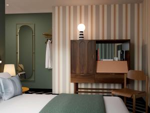パリにあるMercure Paris Butte Montmartre Basiliqueのベッドルーム1室(ベッド1台、鏡付きドレッサー付)
