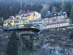 um grupo de edifícios no topo de uma montanha em Haus Lothringen, TOP 8 em Bad Gastein