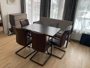uma mesa de jantar e cadeiras num quarto em Haus Lothringen, TOP 8 em Bad Gastein