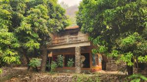 une petite maison au milieu des arbres dans l'établissement Hobo Huts, à Panuānaula