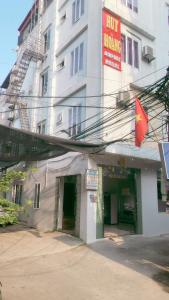 budynek z flagą na boku w obiekcie Ks Huy Hoang Airport w mieście Hanoi