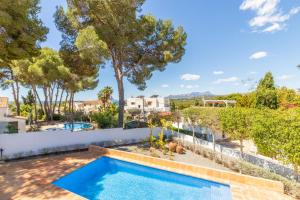 una piscina en el patio trasero de una villa en Villa Rakhi 4, en Moraira