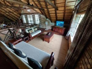 una vista aérea de una sala de estar en una casa en Khumbula iAfrica 1, en Marloth Park