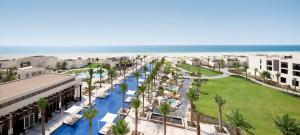 - une vue aérienne sur un complexe avec la plage dans l'établissement Park Hyatt Abu Dhabi Hotel and Villas, à Abu Dhabi