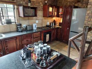 una cocina con una mesa con ollas y sartenes. en Khumbula iAfrica 1, en Marloth Park