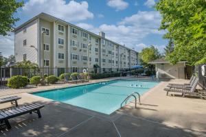 a hotel with a swimming pool and a building at Homewood Suites by Hilton Boston/Andover in Andover