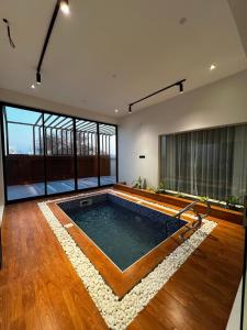 a swimming pool in the middle of a house at شالية رواء كبلز in á¸¨arÄdÄ«
