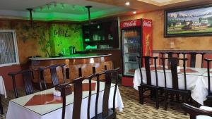 un restaurante con una mesa y una máquina de Coca-Cola en Typical Nepali Kitchen - No Pizza - No Pasta - No Problem !! en Sauraha