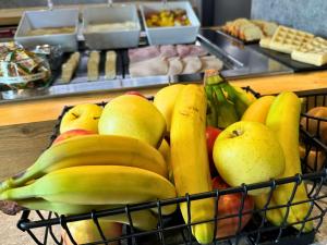 una cesta de frutas con manzanas y peras de plátano en ibis budget Coutances, en Coutances